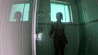 Annie Clementine's Juicy Pussy Takes Monster Cock Fisting Challenge!