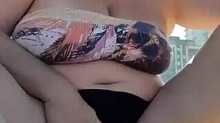 mijando na praia with blonde mature milf on the sand