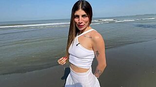 me follo a un fan en la playa y me deja toda la leche dentro de mí para preñarme