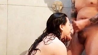 el amigo de mi esposo me metio en ducha