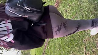 queria orinar en el bosque y logre convencer a mi mejor amiga para hacer un video porno casi nos pillan a medio palo