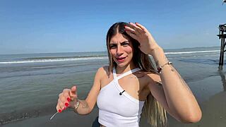 me follo a un fan en la playa y me deja toda la leche dentro de mí para preñarme