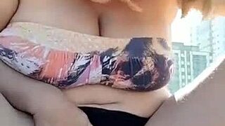 mijando na praia with blonde mature milf on the sand
