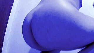 homem femboy mostrando sua bunda no seu quarto