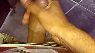punheta no banheiro publico