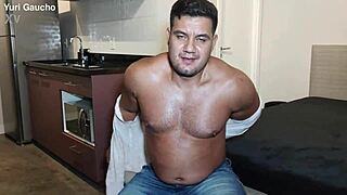 Yuri gaúcho urso brasileiro pauzudo e o fetiche pés urso dotado adoração pés urso big dotado solo gozada e banho do urso