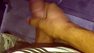 punheta no banheiro publico