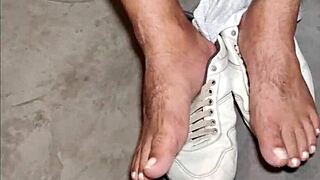 Yuri gaúcho urso brasileiro pauzudo e o fetiche pés urso dotado adoração pés urso big dotado solo gozada e banho do urso