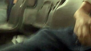 le muestro mi verga en el bus p�blico y ella decide venir a tocarla