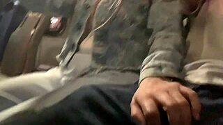 le muestro mi verga en el bus p�blico y ella decide venir a tocarla