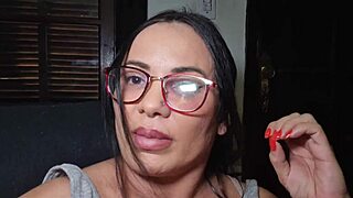 madrasta impressed by enteado while watching tv