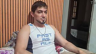 madrasta impressed by enteado while watching tv