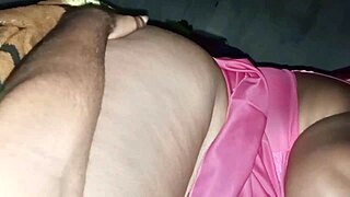 dividindo a cama com a minha madrasta em casa