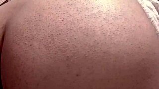 Cuñada se da cuenta que la grabo mientras orina y se empieza a abrir el culo para mostrarlo deliciosamente