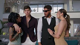 marido cornudo comparte a su esposa con los vecinos