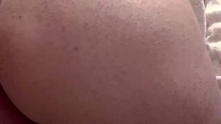 Cuñada se da cuenta que la grabo mientras orina y se empieza a abrir el culo para mostrarlo deliciosamente