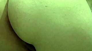 Cuñada se da cuenta que la grabo mientras orina y se empieza a abrir el culo para mostrarlo deliciosamente