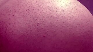 Cuñada se da cuenta que la grabo mientras orina y se empieza a abrir el culo para mostrarlo deliciosamente