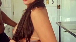 eu chupo o pau preto grande e grosso em qualquer lugar enquanto exibo minha bunda gorda