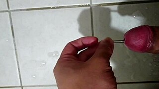軍人在營區 來回抽插馬眼 打手槍 最後爽射很多