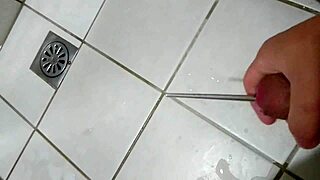 軍人在營區 來回抽插馬眼 打手槍 最後爽射很多