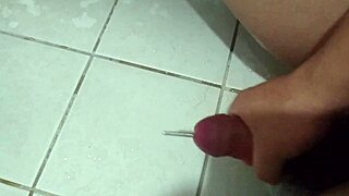 軍人在營區 來回抽插馬眼 打手槍 最後爽射很多